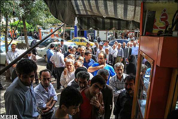 طنز غم انگیز صف های طولانی مرغ / رنجی که از بی تدبیری می بریم